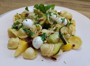 Foto principal de Ensalada de pasta con calabacín y tomates deshidratados