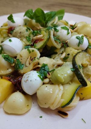 Una foto de Ensalada de pasta con calabacín y tomates deshidratados