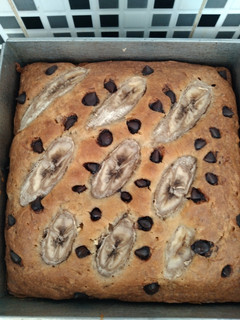 Foto resep Banana cake with choco chips simple