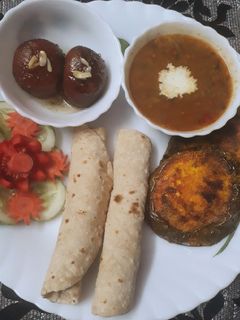 दाल मखनी बैंगन भाजा गुलाब जामुन सलाद रोटी रेसिपी मुख्य फोटो