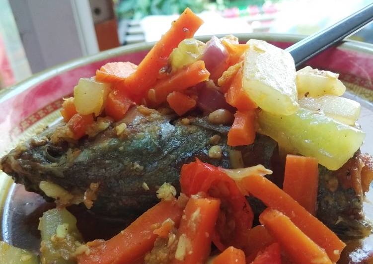 Langkah Mudah untuk meracik Ikan Kembung Bumbu Acar Kuning, Menggugah Selera