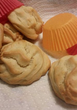A picture of Spelt press cookies.