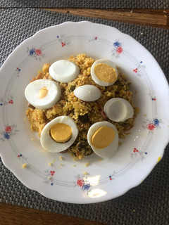 Una foto de Cous Cous con verduras, salchichas y salsa de soja