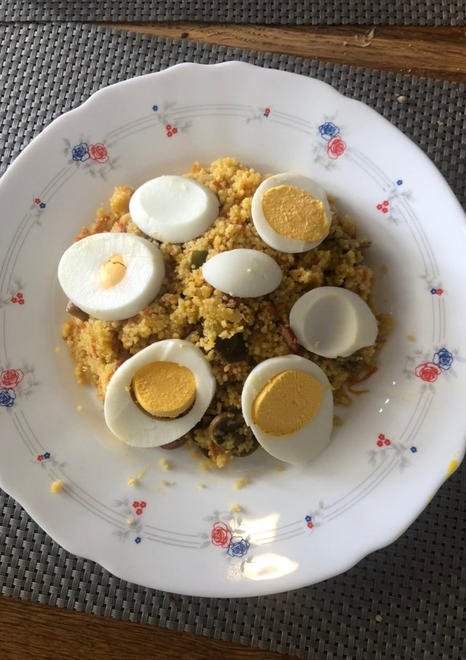 Una foto de Cous Cous con verduras, salchichas y salsa de soja