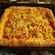 A szélein sajttal töltött, sonkás-gombás-kukoricás pizza
