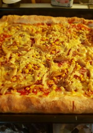 A szélein sajttal töltött, sonkás-gombás-kukoricás pizza recept fotója