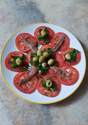 Une photo de Salade de tomate et anchois
