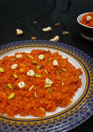 गाजर का हलवा(Gajar ka halwa recipe in Hindi) रेसिपी मुख्य फोटो