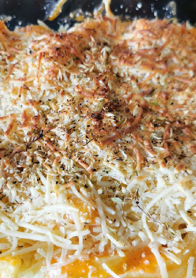 Una foto de Patatas bravas gratinadas 🥔🧀
