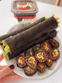 Hình của món Cơm gạo lứt cuộn rong biển.
