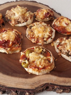 Una foto de Mini pizzas de berenjena