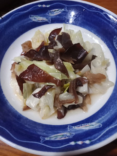 高麗菜炒黑木耳 的食譜成品照片