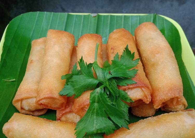 Lumpia isi ayam rebung