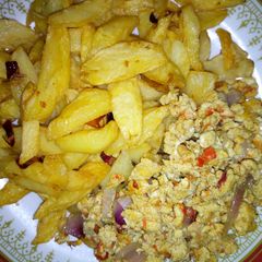 A picture of Fried potatoes with scramble egg.