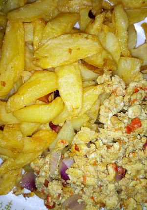 A picture of Fried potatoes with scramble egg.