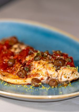 Foto di Filetto di Branzino con Taggiasche e Datterini