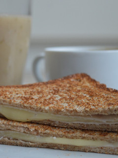 Una foto de Sandwich de pan integral con pavo y queso havarty light