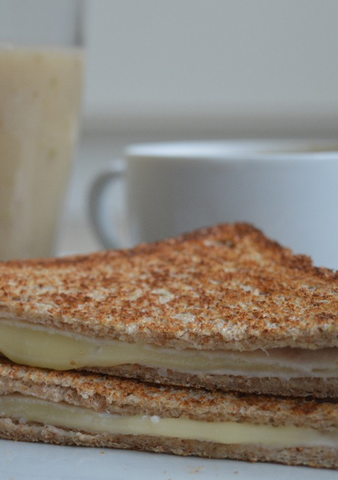 Una foto de Sandwich de pan integral con pavo y queso havarty light