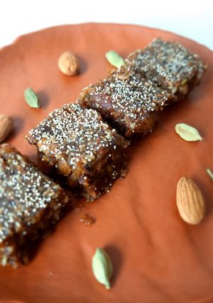 ખજૂર ડ્રાયફ્રુટ બરફી(Dates dryfruit barfi recipe in Gujarati) રેસીપી મુખ્ય ફોટો