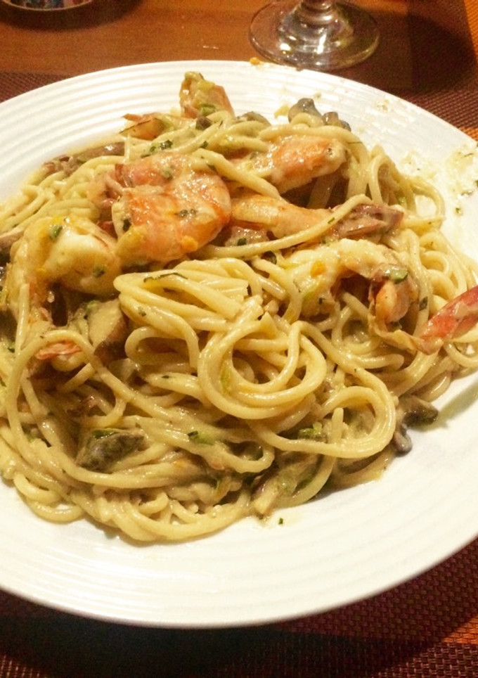 Una foto de Spaghetti con Langostinos, Tocino y Hongos
