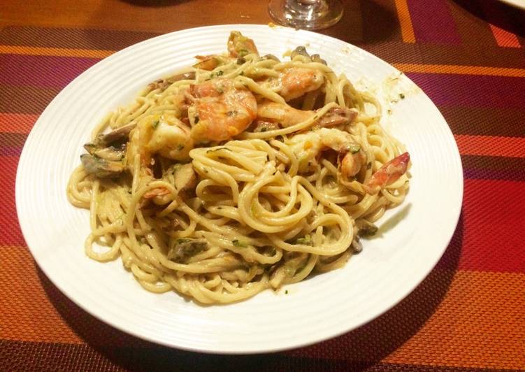 Spaghetti con Langostinos, Tocino y Hongos