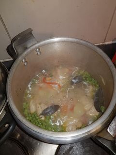 Una foto de Pollo arvejado con puré picante