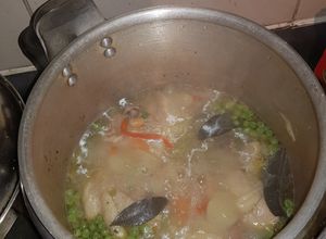 Una foto de Pollo arvejado con puré picante