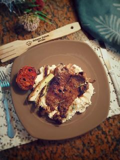 صورة لوصفة لحمة مشوية بالاعشاب ودبس الرمان 🥩 ، بطاطس بيوريه بالاعشاب 🥔