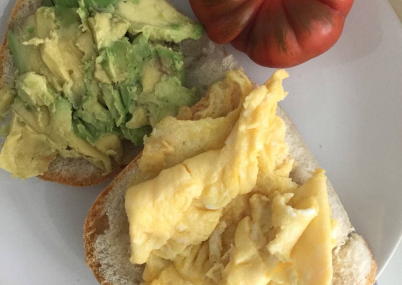 Bocadillo de tortilla y aguacate