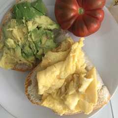 Foto principal de Bocadillo de tortilla y aguacate