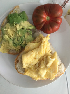 Foto principal de Bocadillo de tortilla y aguacate