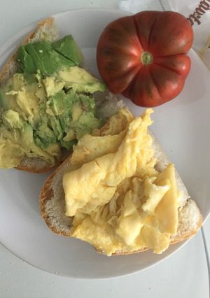 Una foto de Bocadillo de tortilla y aguacate