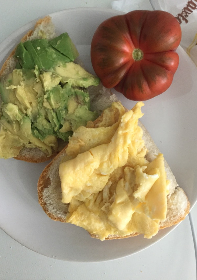 Una foto de Bocadillo de tortilla y aguacate