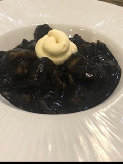 Una foto de Guiso de chocos en su tinta con arroz blanco y alioli