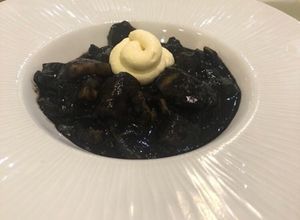 Una foto de Guiso de chocos en su tinta con arroz blanco y alioli