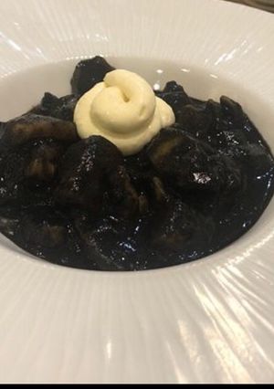 Una foto de Guiso de chocos en su tinta con arroz blanco y alioli