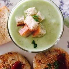 A picture of Cold cucumber soup.