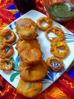झटपट बैंगन प्याज़ के पकौड़े (Jhatpat baingan pyaz ke pakode recipe in hindi) रेसिपी मुख्य फोटो