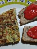Tortilla de merluza con tostadas y crema de morrón