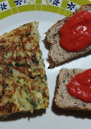Una foto de Tortilla de merluza con tostadas y crema de morrón