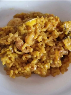 Una foto de Arroz meloso con calamares, gambas y almejas
