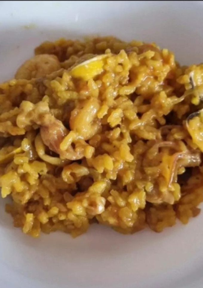 Una foto de Arroz meloso con calamares, gambas y almejas
