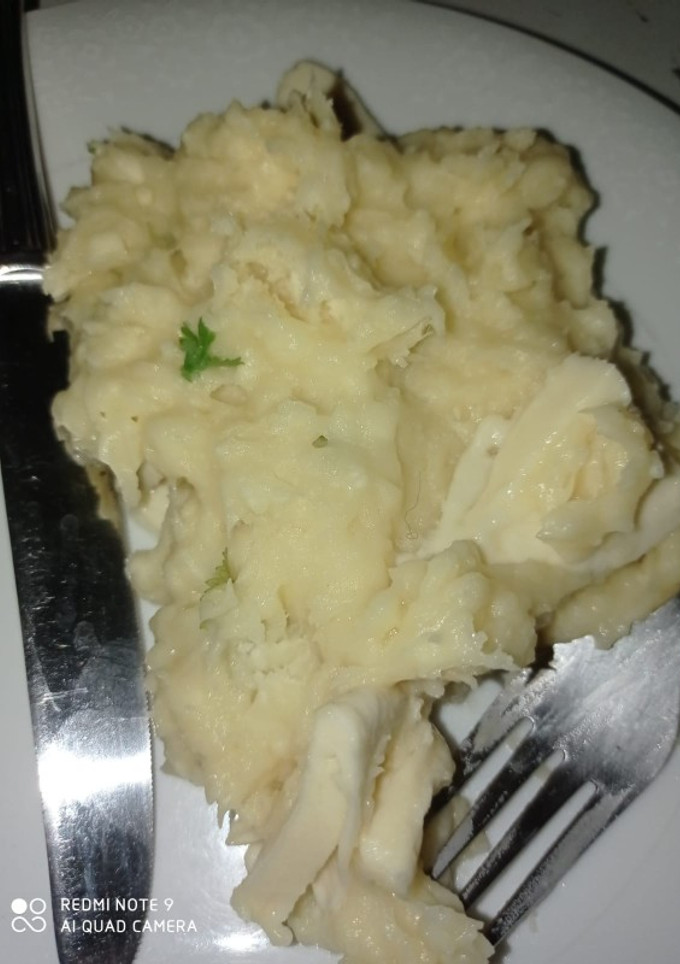 Una foto de Puré de yuca con mantequilla y queso