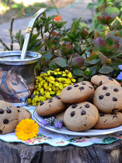 Una foto de Galletas de centeno, miel y avena con chips de chocolate🍯