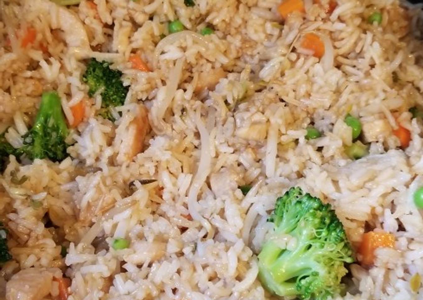 Arroz chino con pollo hecho en casa