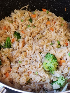 Una foto de Arroz chino con pollo hecho en casa
