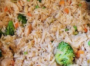 Una foto de Arroz chino con pollo hecho en casa