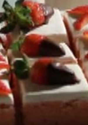 عکسی از دستور کیک ژله ای با توت فرنگی خانم ظروفي