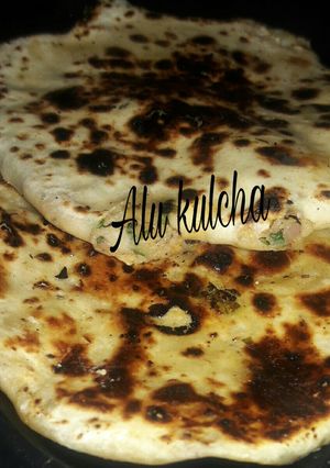A picture of Alu kulcha.