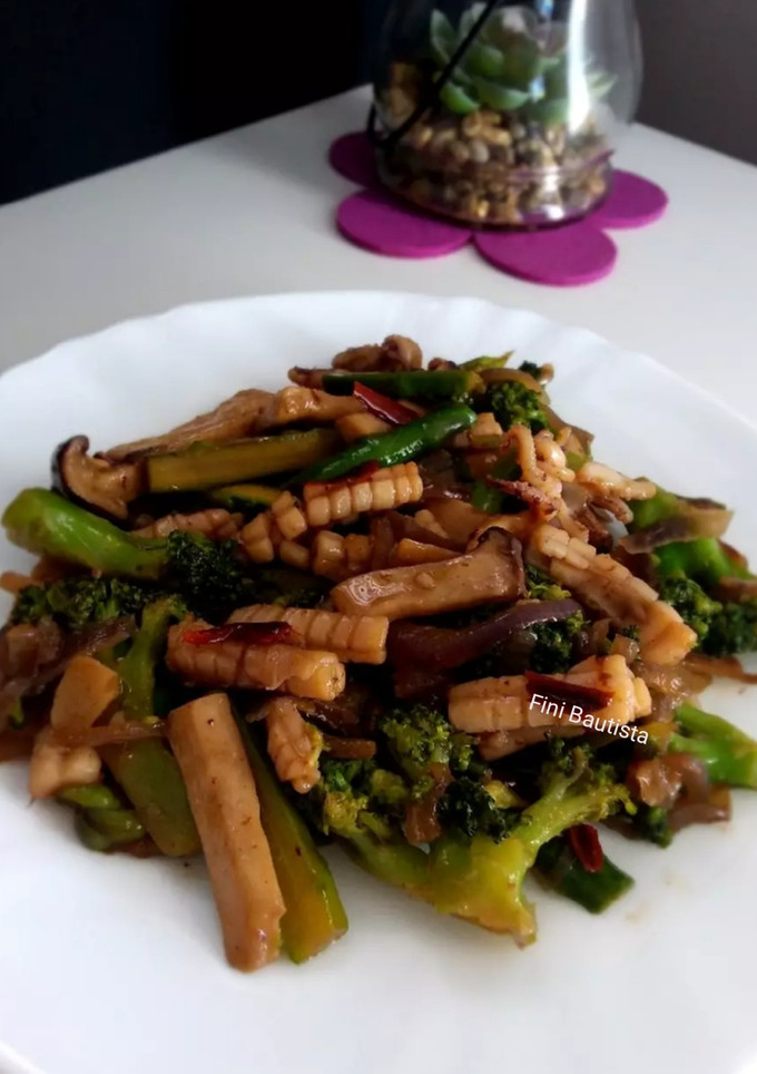Una foto de Calamares con brócoli y setas